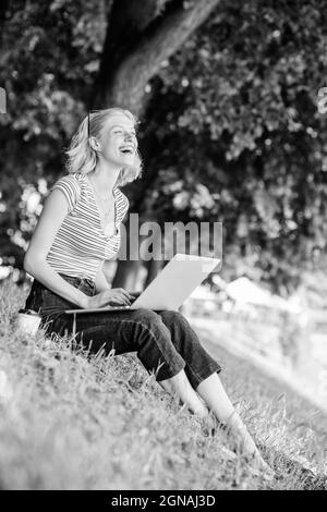 Warum Mitarbeiter im Freien arbeiten müssen. Mädchen Laptop im Freien. Im Freien zu sein, setzt die Mitarbeiter frischer Luft und Umweltveränderungen aus, die glücklich und machen Stockfoto