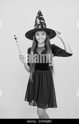 Fröhliche Hexe Teenager-Mädchen mit Zauberstab tragen Kostüm des Zauberers auf halloween-Party, halloween Stockfoto