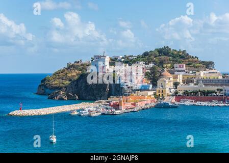Ponza, Latium / Italien - 18 2021. September: Der Hafen der Ponza-Insel im Sommer. Farbige Häuser, Boote, Fähre im Hafen der Insel Ponza. Sunn Stockfoto