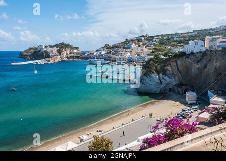 Ponza, Latium / Italien - 18 2021. September: Der Hafen der Ponza-Insel im Sommer. Farbige Häuser, Boote, Fähre im Hafen der Insel Ponza. Peop Stockfoto
