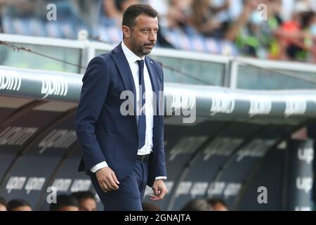 Der italienische Trainer Roberto D'Aversa von Sampdoria schaut während des Fußballspiels der Serie A zwischen Sampdoria und Napoli am 23 2021. September im Luigi Ferraris Stadium in Genua, Italien, nach. Stockfoto