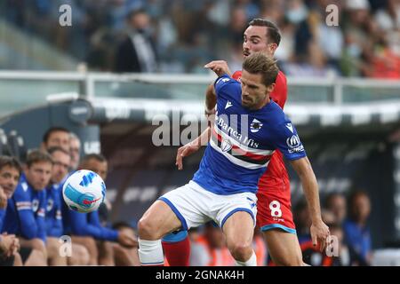 Sampdorias portugiesischer Mittelfeldspieler Adrien Silva fordert den Ball mit dem spanischen Mittelfeldspieler Fabian Ruiz von SSC Napoli während des Fußballspiels der Serie A zwischen Sampdoria und Napoli im Luigi Ferraris Stadium, Genua, Italien, am 23 2021. September. Stockfoto