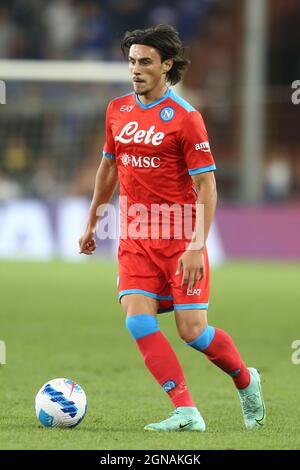 Der mazedonische Mittelfeldspieler Eljif Elmas von SSC Napoli kontrolliert den Ball während des Fußballspiels der Serie A zwischen Sampdoria und Napoli im Luigi Ferraris Stadium, Genua, Italien, am 23 2021. September. Stockfoto