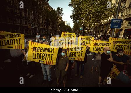 Barcelona, Spanien. September 2021. Aktivisten, die sich für die Unabhängigkeit einsetzen, versammeln sich mit Transparenten mit der Aufschrift ‚Unabhängigkeit - Freiheit‘ in der Nähe des italienischen Generalkonsulats in Barcelona, um gegen die Inhaftierung von Carles Puigdemont, dem ehemaligen Präsidenten der katalanischen Regierung, auf Sardinien zu protestieren. Quelle: Matthias Oesterle/Alamy Live News Stockfoto