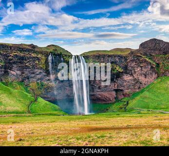 Malerischer Blick auf den Seljalandfoss Wasserfall am Morgen auf dem Seljalandsa Fluss. Bunte Sommerszene in Island, Europa. Künstlerischer Stil nachbearbeitet phot Stockfoto