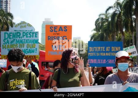 Manila Bay, Philippinen. September 2021. Jugend- und Umweltorganisationen schließen sich dem Global Climate Strike an und fordern sofortige Klimalösungen und den Schutz der Meeresressourcen entlang der Bucht vor Rückgewinnungsprojekten. Stockfoto