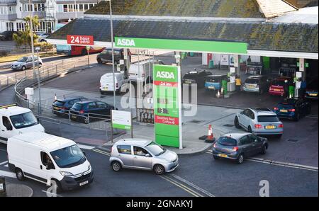 Brighton UK 24. September 2021 - Kunden stehen heute Morgen an einer Supermarkt-Tankstelle in Brighton in der Schlange, um Kraftstoff zu tanken. Einige BP- und Shell-Tankstellen mussten wegen eines Mangels an Lkw-Fahrern in Großbritannien vorübergehend schließen : Credit Simon Dack / Alamy Live News Stockfoto