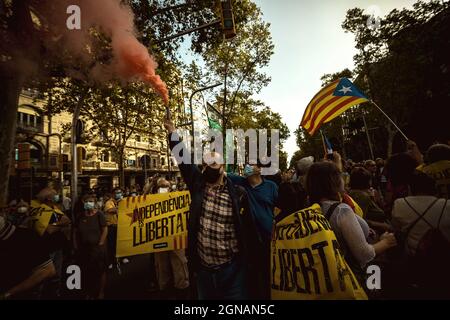 Barcelona, Spanien. September 2021. Ein Unabhängigkeitsbefürworter lässt das italienische Generalkonsulat in Barcelona bei einem Protest gegen die Inhaftierung von Carles Puigdemont, dem ehemaligen Präsidenten der katalanischen Regierung, auf Sardinien aufleuchten. Quelle: Matthias Oesterle/Alamy Live News Stockfoto