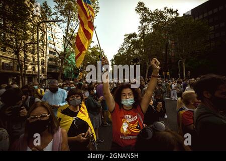 Barcelona, Spanien. September 2021. Ein Unabhängigkeitsbefürworter ruft beim italienischen Generalkonsulat in Barcelona Slogans aus, während er gegen die Inhaftierung von Carles Puigdemont, dem ehemaligen Präsidenten der katalanischen Regierung, auf Sardinien protestiert. Quelle: Matthias Oesterle/Alamy Live News Stockfoto