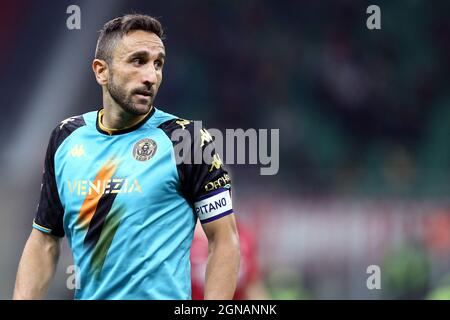 Cristian Molinaro vom FC Venezia schaut während des Serie-A-Spiels zwischen AC Mailand und dem FC Venezia am 22 2021. September im Stadio Giuseppe Meazza in Mailand, Italien, auf. Stockfoto