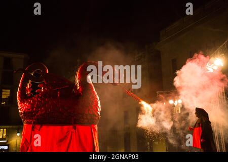 Barcelona, Katalonien, Spanien. September 2021. Präsentation von Correfoc.The Touch Home des Hauptfestivals in Barcelona, La Merce, das an diesem Donnerstag, dem 23. September, mit traditionellen Attraktionen der katalanischen Kultur begann. (Bild: © Thiago Prudencio/DAX via ZUMA Press Wire) Stockfoto