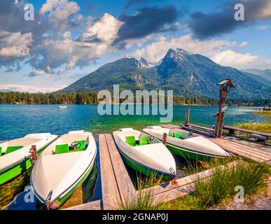 Colorsul Sommerszene am Hintersee mit weißem Vergnügen startet. Sonnenszene am Morgen in den österreichischen Alpen. Salzburg-Umgebung, Österreich, Europa. Stockfoto