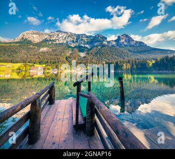 Herrlicher Sommermorgen am Hintersee mit Holzsteg. Bunte Outdoor-Szene in den österreichischen Alpen, Stadtteil Salzburg-Umgebung, Österreich, Euro Stockfoto