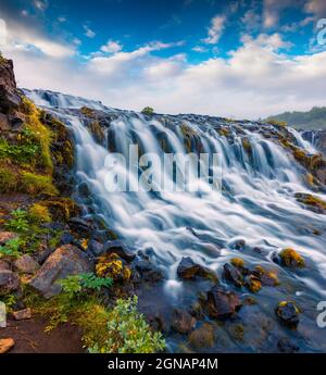 Sommer am Morgen Blick auf den einzigartigen Wasserfall - Bruarfoss. Bunte Outdoor-Szene in Südisland, Europa. Künstlerisches Foto im nachbearbeiteten Stil. Stockfoto