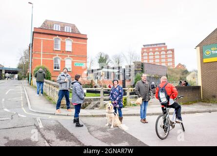 Bewohner treffen sich am Wallbridge Lock auf dem Stroudwater Navigation Canal in der Stadt Stroud in Gloucestershire, Großbritannien Stockfoto