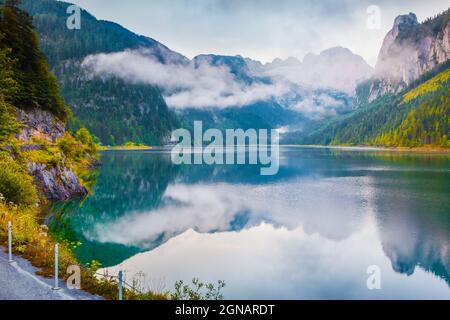 Nebliger Sommermorgen am Vorderer Gosausee mit Blick auf den Dachsteingletscher. Bunte Outdoor-Szene in den österreichischen Alpen, Salzkammergut Erholungsgebiet Stockfoto