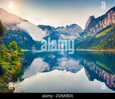 Nebliger Sommermorgen am Vorderer Gosausee mit Blick auf den Dachsteingletscher. Bunte Outdoor-Szene in den österreichischen Alpen, Salzkammergut Erholungsgebiet Stockfoto