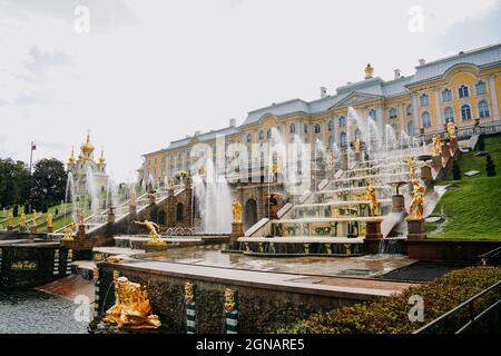 PETERHOF, SANKT PETERSBURG, RUSSLAND - 20. SEPTEMBER 2021. Grand Cascade in Petergof. Das Schloss Peterhof wurde in die UNESCO-Liste des Weltkulturerbes aufgenommen Stockfoto