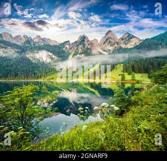 Nebliger Sommermorgen auf dem Vorderer Gosausee. Bunte Outdoor-Szene in den österreichischen Alpen, Salzkammergut-Erholungsgebiet im Gosautal in Oberau Stockfoto