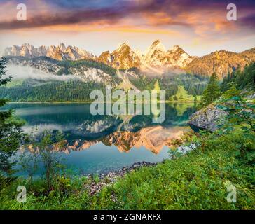 Nebliger Sommermorgen auf dem Vorderer Gosausee. Farbenfroher Sonnenaufgang in den österreichischen Alpen, Salzkammergut-Erholungsgebiet im Gosautal in Oberösterreich, Stockfoto