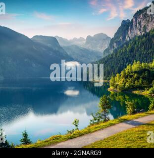 Nebliger Sommermorgen am Vorderer Gosausee mit Blick auf den Dachsteingletscher. Bunte Outdoor-Szene in den österreichischen Alpen, Salzkammergut Erholungsgebiet Stockfoto