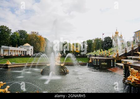 PETERHOF, SANKT PETERSBURG, RUSSLAND - 20. SEPTEMBER 2021. Grand Cascade in Petergof. Das Schloss Peterhof wurde in die UNESCO-Liste des Weltkulturerbes aufgenommen Stockfoto