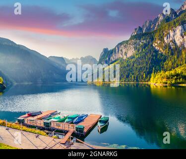 Nebliger Sommermorgen am Vorderer Gosausee mit Blick auf den Dachsteingletscher. Bunte Outdoor-Szene in den österreichischen Alpen, Salzkammergut Erholungsgebiet Stockfoto