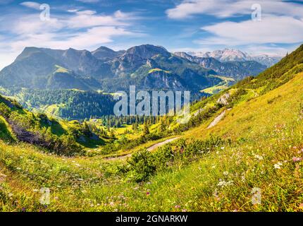 Blick von der Bergbahn über den Königsee auf den Schneibsteinkamm. Farbenfroher Sommermorgen an der Grenze zwischen Deutschland und den österreichischen Alpen. Be Stockfoto