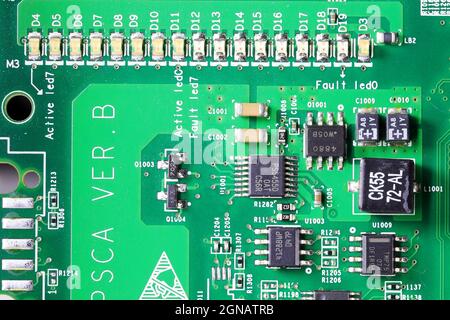 LED-Arrays auf alter Leiterplatte mit vielen elektrischen Komponenten. Stockfoto