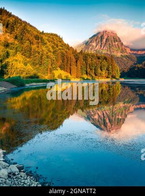 Sonnige Sommerlandschaft am Obersee. Bunte Morgenansicht der Schweizer Alpen, Nafels Dorflage, Schweiz, Europa. Künstlerischer Stil post pro Stockfoto