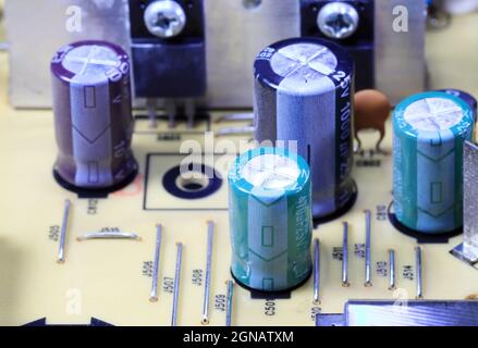 Kondensator auf Elektronikplatine. Analoges Leiterplatinensystem. Reparatur, Instandhaltungstechnik Gerätekonzept, Leiterplatte mit el Stockfoto