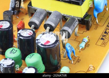 Diode in der Elektronikplatine. Analoges Leiterplatinensystem. Reparatur, Wartung Technik Ausrüstung Konzept, Leiterplatte. Stockfoto