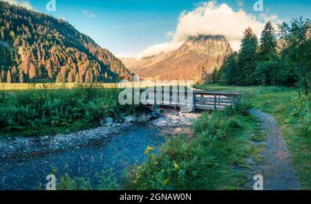 Sonnige Sommerlandschaft am Obersee. Bunte Morgenansicht der Schweizer Alpen, Nafels Dorflage, Schweiz, Europa. Künstlerischer Stil post pro Stockfoto