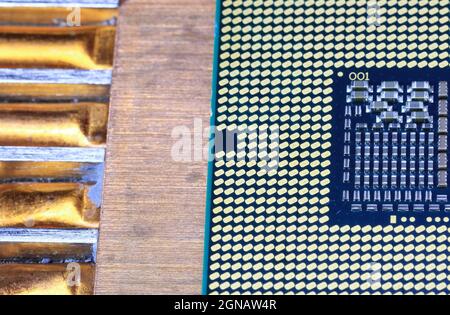 Nahaufnahme High Performance CPU mit Aluminium- und Kupfer-Kühlkörper isoliert auf weißem Hintergrund. Stockfoto
