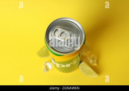 Odessa, Ukraine - 23. September 2021: Sprite Dose auf gelbem Hintergrund Stockfoto