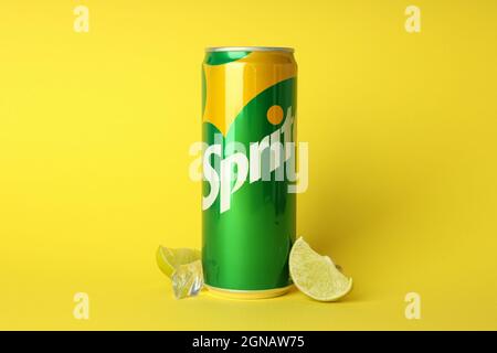 Odessa, Ukraine - 23. September 2021: Sprite Dose auf gelbem Hintergrund Stockfoto