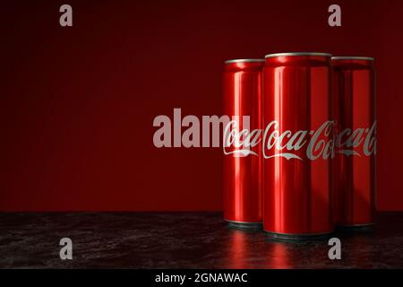 Odessa, Ukraine - 23. September 2021: Coca - Cola-Dosen vor rotem Hintergrund Stockfoto