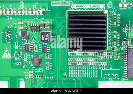 Schwarzer Aluminium-Kühlkörper auf Elektronik oder Computerplatine, Nahaufnahme. Stockfoto