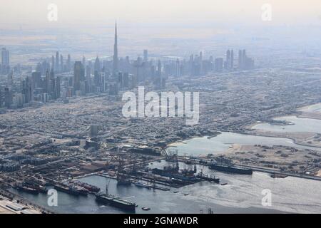 Foto aufgenommen von oben über der Schönheit der Stadt Dubai, um aus einem Flugzeug zu sehen, dieses Foto aufgenommen am Nationaltag der Vereinigten Arabischen Emirate am 2. Dezember Stockfoto