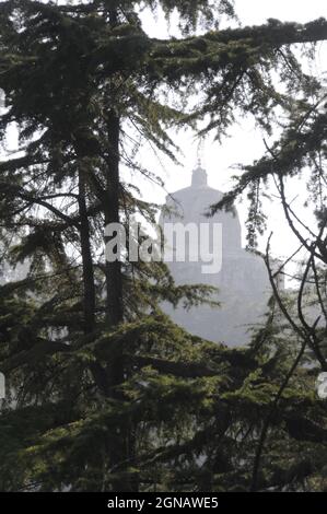 Der Shankaracharya Tempel ist auch als der Jyeshteshwara Tempel bekannt, der auf dem Shankaracharya Hügel auf dem Zabarwan Bereich in Srinagar, Jamm aufgestellt wird Stockfoto