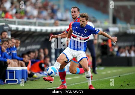 GENUA, ITALIEN - 23. SEPTEMBER: Adrien Silva von der UC Sampdoria kämpft um den Ball mit Fabian Ruiz von SSC Napoli, während des Serie-A-Spiels zwischen UC Sampdoria und SSC Napoli im Stadio Luigi Ferraris am 23. September 2021 in Genua, Italien. (Foto nach MB-Medien) Stockfoto