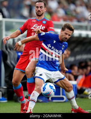 GENUA, ITALIEN - 23. SEPTEMBER: Adrien Silva von der UC Sampdoria kämpft um den Ball mit Fabian Ruiz von SSC Napoli, während des Serie-A-Spiels zwischen UC Sampdoria und SSC Napoli im Stadio Luigi Ferraris am 23. September 2021 in Genua, Italien. (Foto nach MB-Medien) Stockfoto