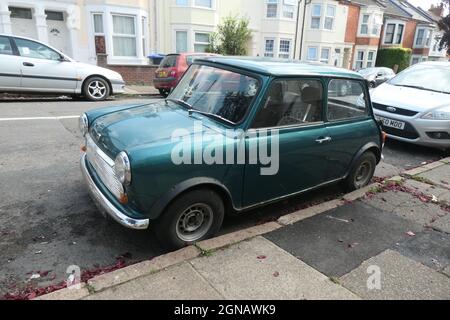 Old Green Mini Car Northampton cooper S Mode winzige kleine Größe, draußen in der Straße geparkt silberne Stoßfänger Radbögen maßgefertigte Blätter Stockfoto