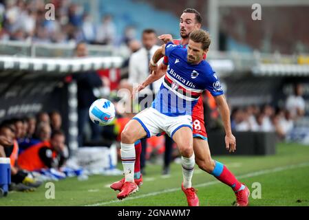 GENUA, ITALIEN - 23. SEPTEMBER: Adrien Silva von der UC Sampdoria kämpft um den Ball mit Fabian Ruiz von SSC Napoli, während des Serie-A-Spiels zwischen UC Sampdoria und SSC Napoli im Stadio Luigi Ferraris am 23. September 2021 in Genua, Italien. (Foto nach MB-Medien) Stockfoto