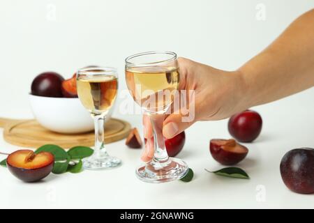 Weibliche Hand hält Schuss von Pflaume Wodka, Nahaufnahme Stockfoto