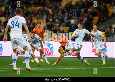 KIEW, UKRAINE - 22. SEPTEMBER 2021: Mittelfeldspieler Manor Solomon (19) im Angriff. Das Fußballspiel des Ukrainischen Super Cup FC Shakhtar gegen den FC Dynamo Stockfoto