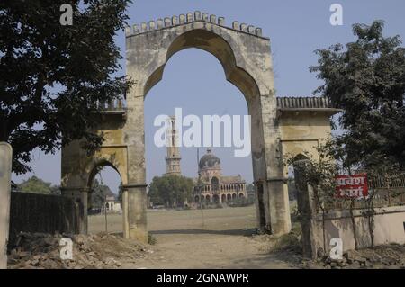 Eines der Eingangstore der Universität Allahabad in Allahabad, Uttar Pradesh, wurde 1887 durch einen Akt des Parlaments gegründet und gehört zu den o Stockfoto