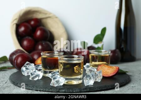 Konzept von Alkohol mit Pflaume Wodka, Nahaufnahme Stockfoto