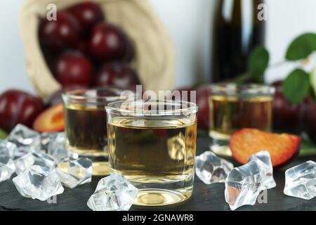 Konzept von Alkohol mit Pflaume Wodka, Nahaufnahme Stockfoto