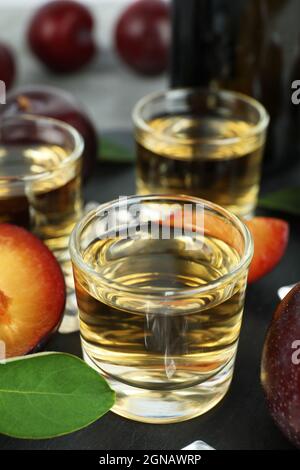 Konzept von Alkohol mit Pflaume Wodka, Nahaufnahme Stockfoto